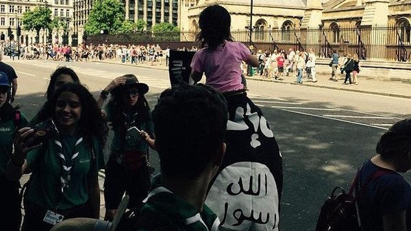 Man Parades ISIS Flag with Toddler in London